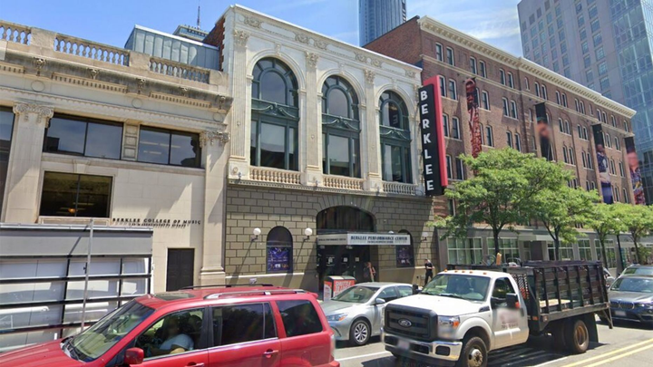 Cho cảnh sát dùng nhờ nhà vệ sinh, Học viện âm nhạc danh giá Mỹ phải xin lỗi - 1