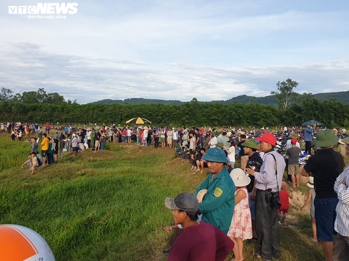 Hàng trăm người dân Hà Tĩnh đội nắng, lao xuống đầm Vực tìm vận may - 4