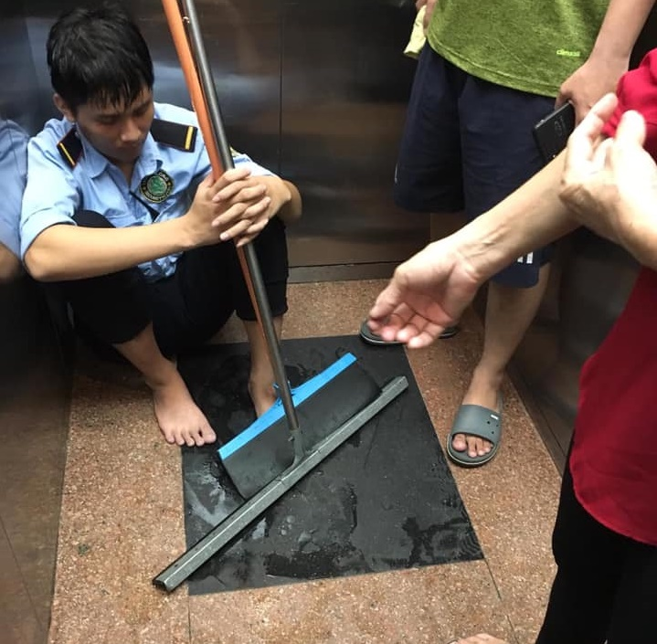 Nước lênh láng trên tầng cao nhất của chung cư ở TP.HCM, dân khốn khổ kêu trời - 1