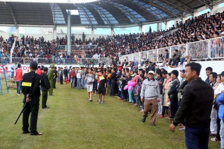 Trưởng BTC V-League: 'Sẽ có án phạt cho sự cố vỡ sân Hà Tĩnh' - 2