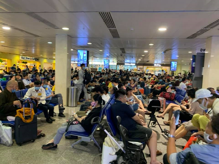 Máy bay đáp xuống cỏ, Tân Sơn Nhất đóng đường băng: Gần 70 chuyến bị ảnh hưởng - 1