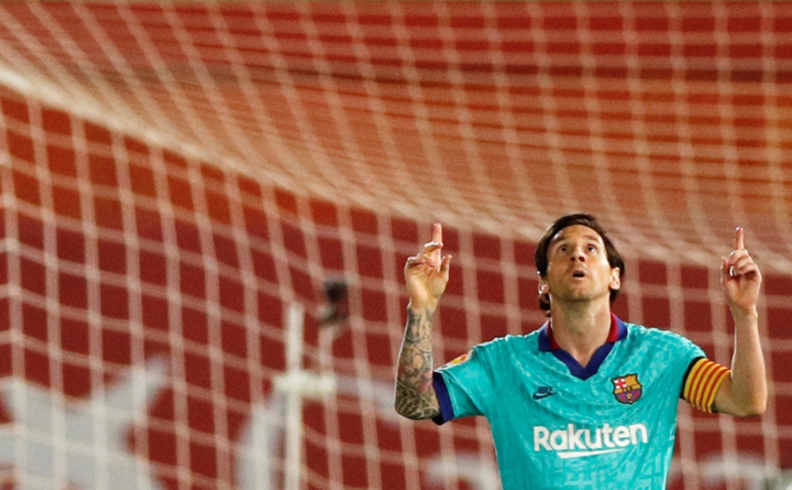 Người hâm mộ Messi đột nhập trận đấu không khán giả của Barca - 11