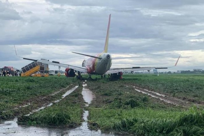 Máy bay Vietjet trượt khỏi đường băng, đáp trên cỏ - 1