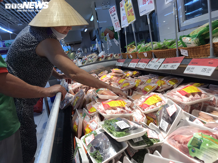 'Kêu gọi người dân ăn gà thay lợn là duy ý chí, không thực tế' - 1