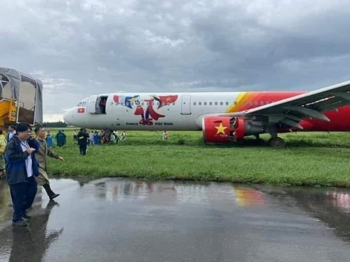 Máy bay Vietjet đáp xuống cỏ: Tân Sơn Nhất sử dụng tạm đường băng đang nâng cấp - 2