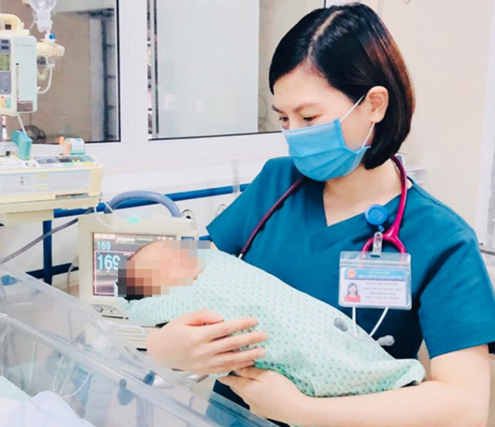 Bé sơ sinh bị bỏ rơi ở hố ga vẫn còn nặng, nguy cơ sốc nhiễm khuẩn - 1