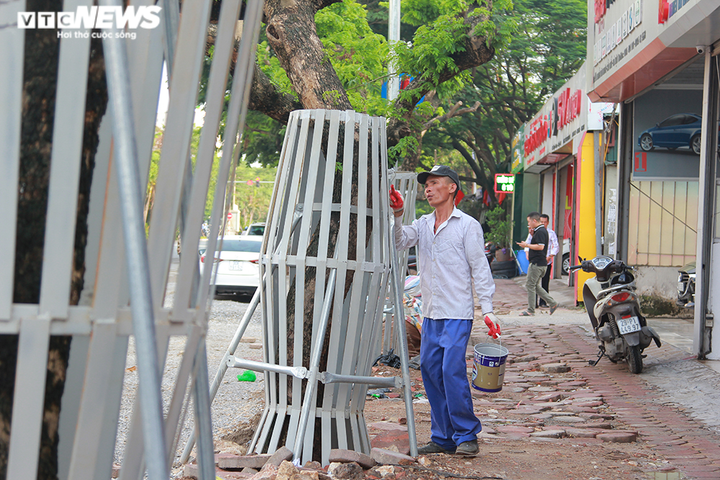 Những khung sắt bảo vệ hàng sưa đỏ trên phố Nguyễn Văn Huyên có gì đặc biệt? - 3