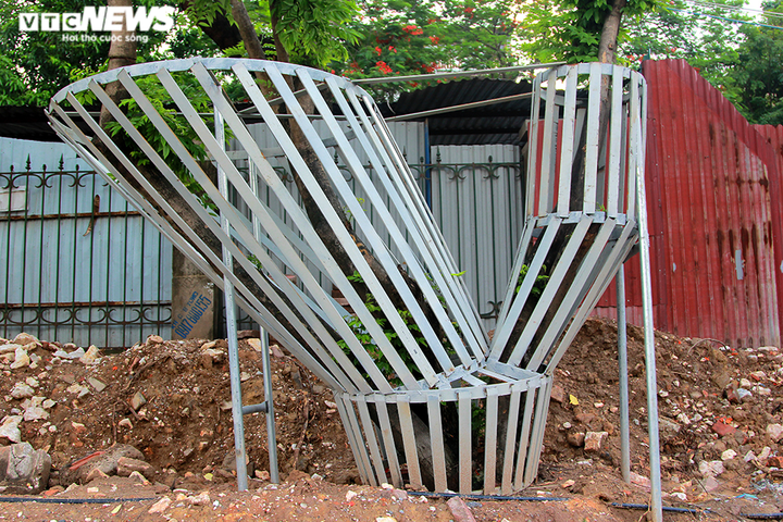 Những khung sắt bảo vệ hàng sưa đỏ trên phố Nguyễn Văn Huyên có gì đặc biệt? - 8