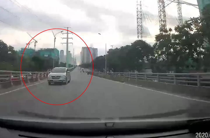 Hà Nội: Xe Innova lao ngược chiều trên cầu vượt, suýt gây tai nạn thảm khốc - 1