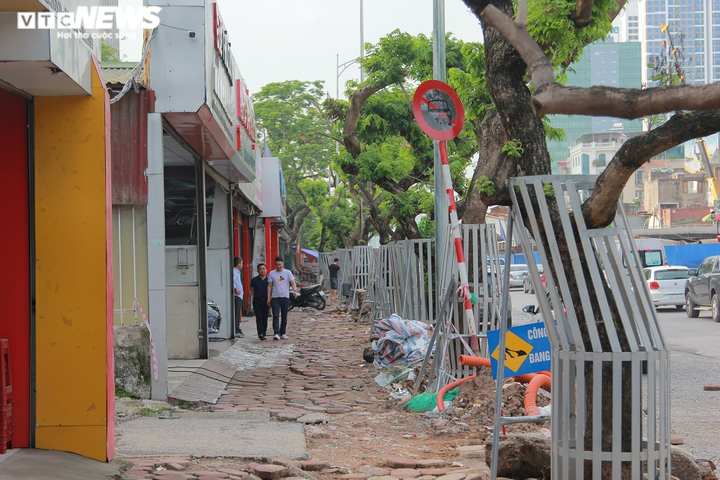 Những khung sắt bảo vệ hàng sưa đỏ trên phố Nguyễn Văn Huyên có gì đặc biệt? - 2