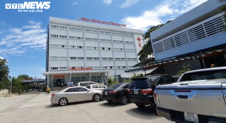 Phá cửa ngôi nhà đang bốc khói ngùn ngụt, phát hiện 2 người chết thương tâm - 1