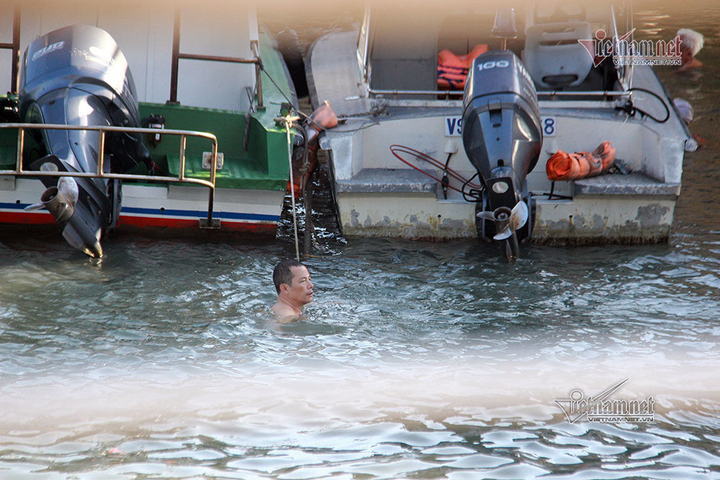 Phớt lờ cảnh báo nguy hiểm, dân Hạ Long vẫn bắc thang xuống tắm tại bãi tự phát - 7