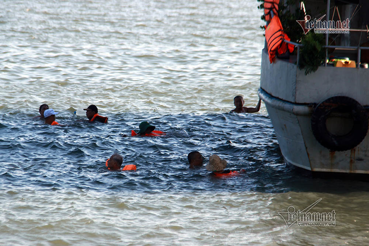 Phớt lờ cảnh báo nguy hiểm, dân Hạ Long vẫn bắc thang xuống tắm tại bãi tự phát - 2