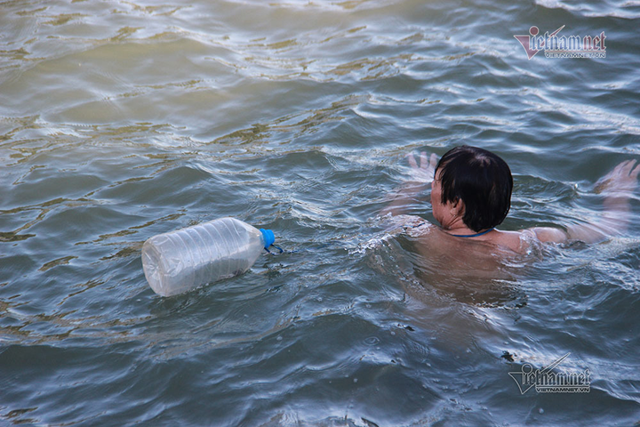 Phớt lờ cảnh báo nguy hiểm, dân Hạ Long vẫn bắc thang xuống tắm tại bãi tự phát - 8