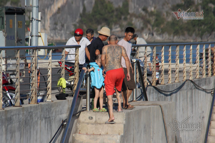 Phớt lờ cảnh báo nguy hiểm, dân Hạ Long vẫn bắc thang xuống tắm tại bãi tự phát - 6