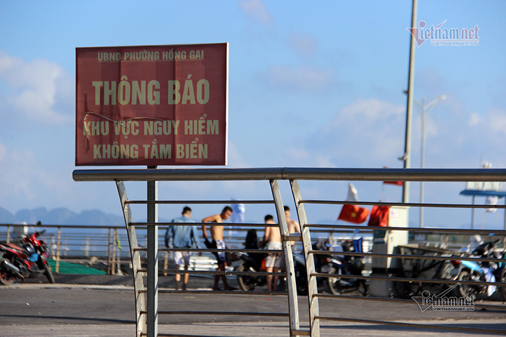 Phớt lờ cảnh báo nguy hiểm, dân Hạ Long vẫn bắc thang xuống tắm tại bãi tự phát - 5