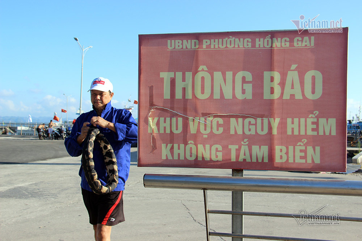 Phớt lờ cảnh báo nguy hiểm, dân Hạ Long vẫn bắc thang xuống tắm tại bãi tự phát - 4