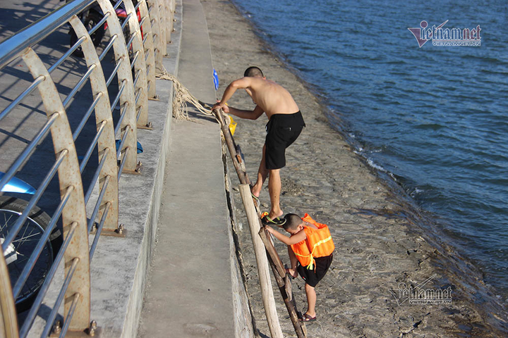 Phớt lờ cảnh báo nguy hiểm, dân Hạ Long vẫn bắc thang xuống tắm tại bãi tự phát - 3