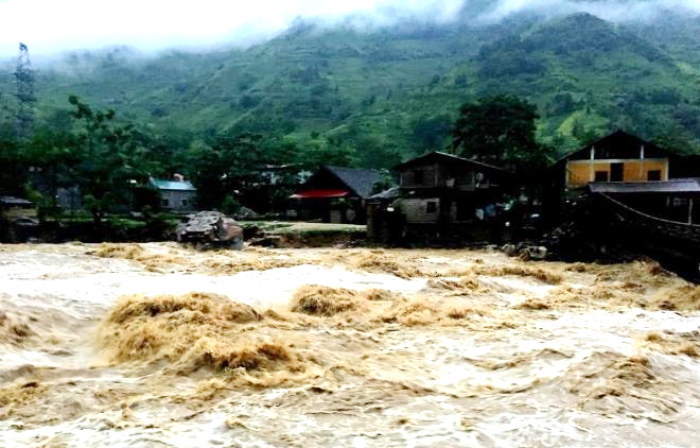 Bắc Bộ mưa lớn, nguy cơ lốc sét, sạt lở đất - 1