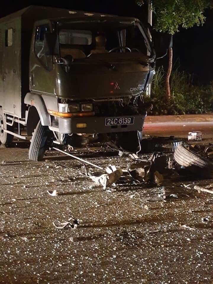 Hai ô tô biển xanh tông nhau kinh hoàng ở Lào Cai, xe con bị vò nát - 3