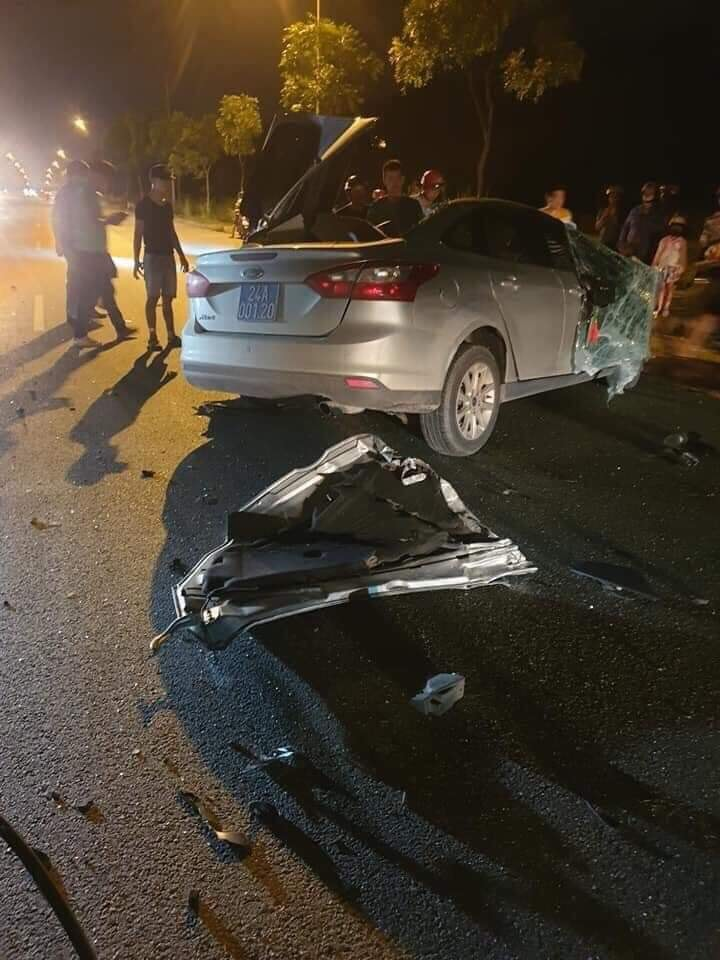 Hai ô tô biển xanh tông nhau kinh hoàng ở Lào Cai, xe con bị vò nát - 4