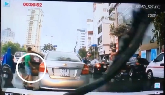 Thanh niên đi ô tô 'hôi' chùm vải giữa đường: Miếng ăn hay miếng nhục nhã? - 1