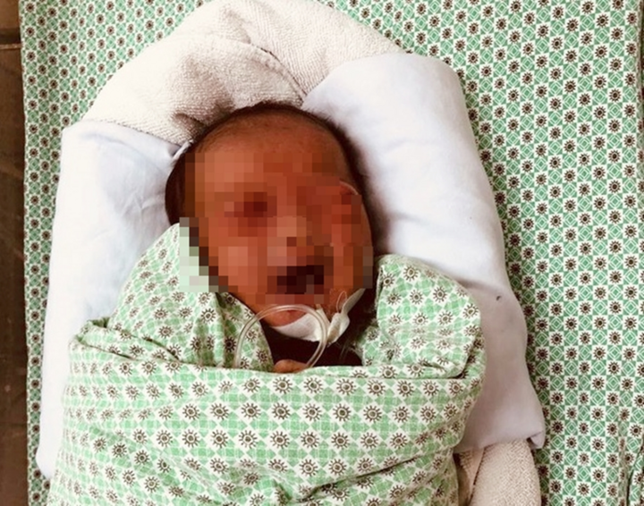 Nhiều người muốn nhận nuôi bé sơ sinh bị bỏ rơi dưới hố ga - 1