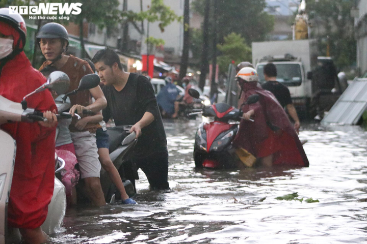 Đường Nguyễn Hữu Cảnh lại ngập, dân lấy tấm ván be cửa ngăn nước tràn vào nhà - 6