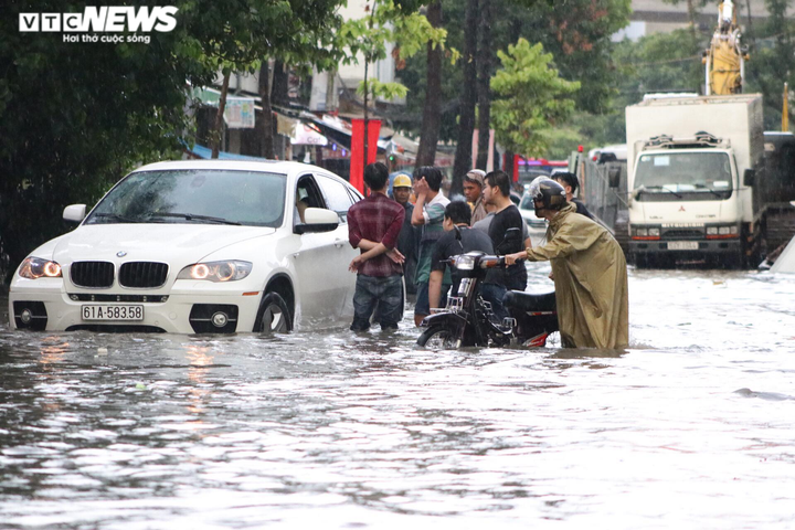 Đường Nguyễn Hữu Cảnh lại ngập, dân lấy tấm ván be cửa ngăn nước tràn vào nhà - 7