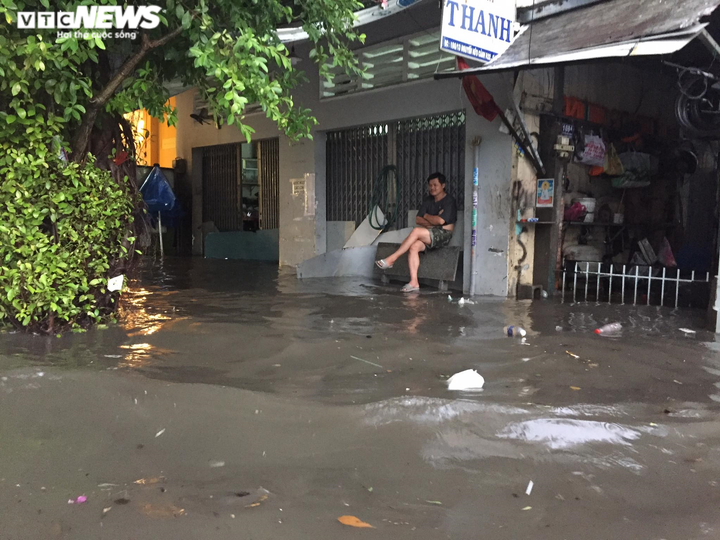 Đường Nguyễn Hữu Cảnh lại ngập, dân lấy tấm ván be cửa ngăn nước tràn vào nhà - 3