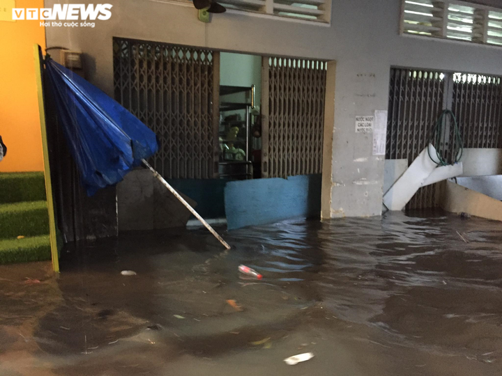 Đường Nguyễn Hữu Cảnh lại ngập, dân lấy tấm ván be cửa ngăn nước tràn vào nhà - 4