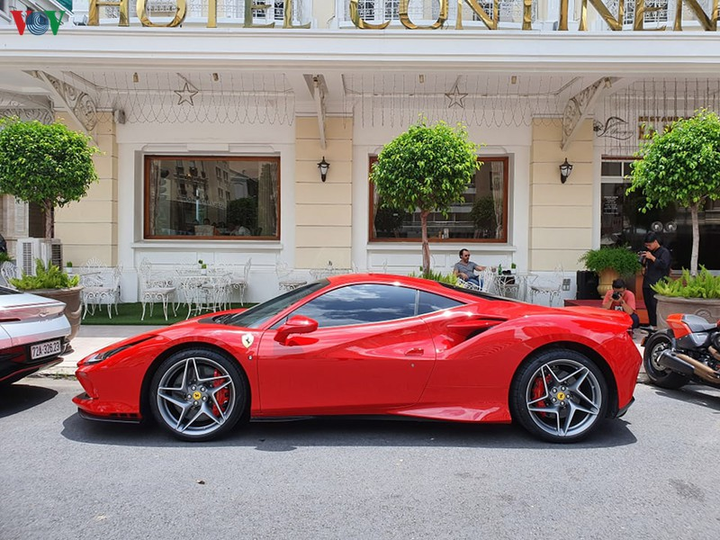 Cận cảnh Ferrari F8 Tributo đầu tiên trên phố Sài Gòn - 11