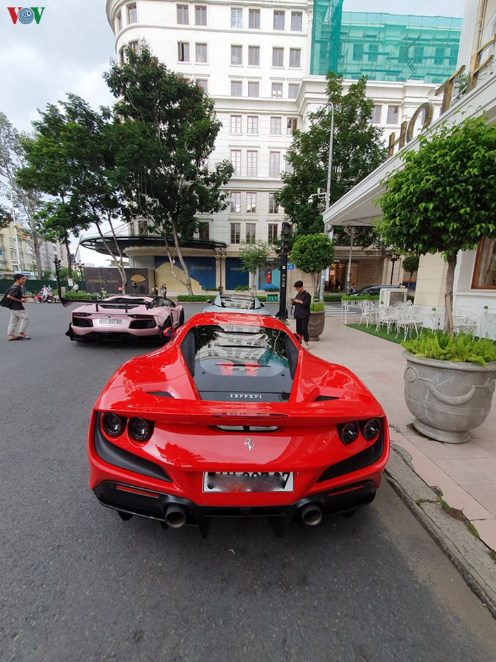 Cận cảnh Ferrari F8 Tributo đầu tiên trên phố Sài Gòn - 13