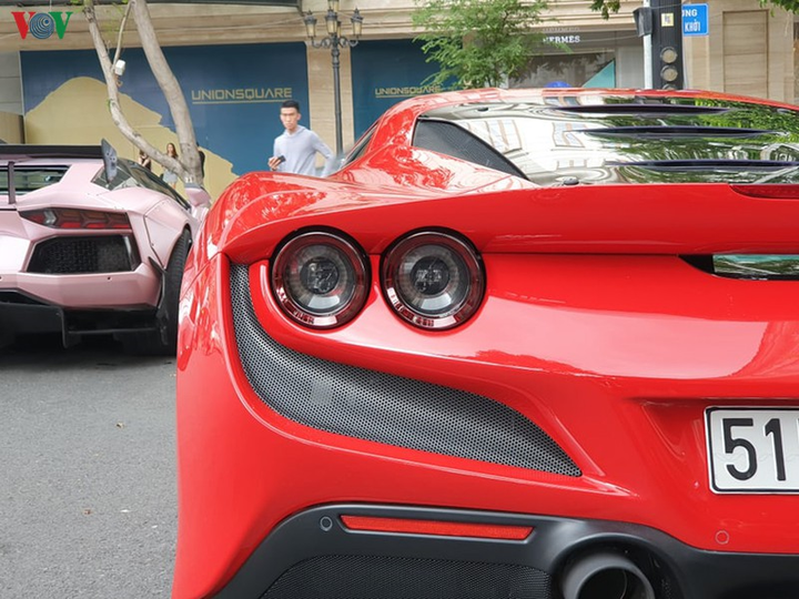 Cận cảnh Ferrari F8 Tributo đầu tiên trên phố Sài Gòn - 14