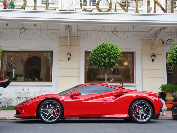 Cận cảnh Ferrari F8 Tributo đầu tiên trên phố Sài Gòn - 3