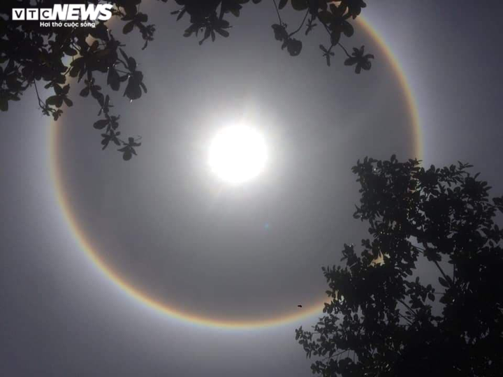 Ảnh: Quầng mặt Trời xuất hiện tuyệt đẹp ở nhiều tỉnh Đông Nam Bộ - 5