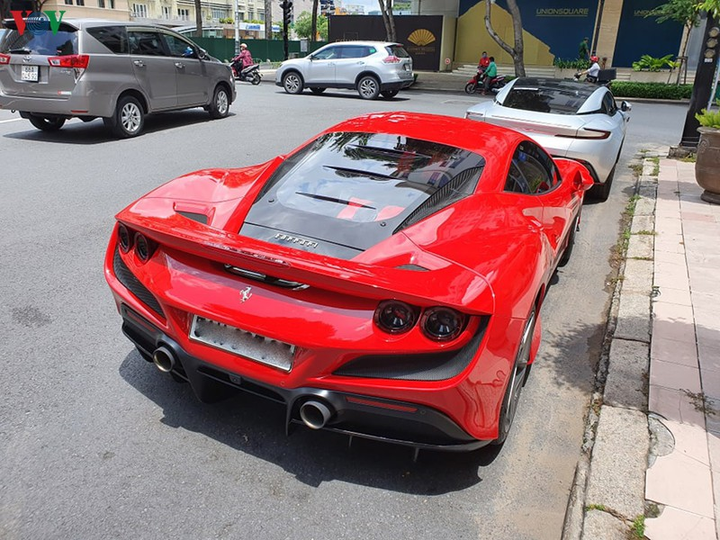Cận cảnh Ferrari F8 Tributo đầu tiên trên phố Sài Gòn - 4