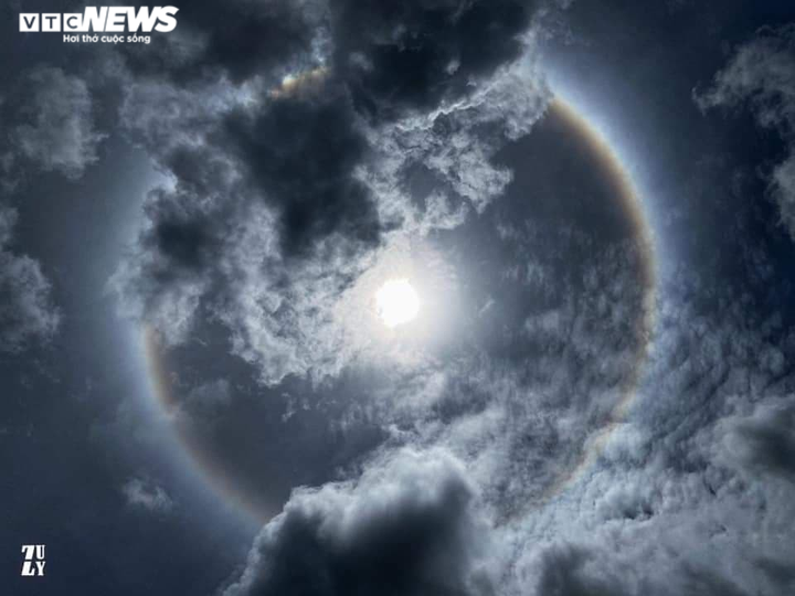 Ảnh: Quầng mặt Trời xuất hiện tuyệt đẹp ở nhiều tỉnh Đông Nam Bộ - 4