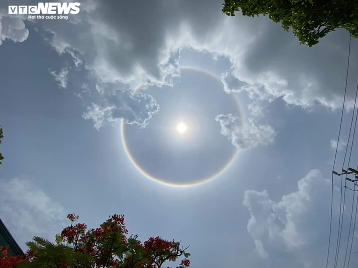 Ảnh: Quầng mặt Trời xuất hiện tuyệt đẹp ở nhiều tỉnh Đông Nam Bộ - 1