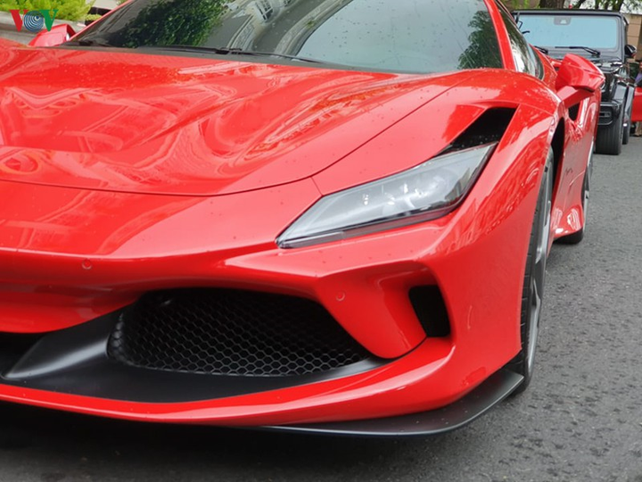 Cận cảnh Ferrari F8 Tributo đầu tiên trên phố Sài Gòn - 7