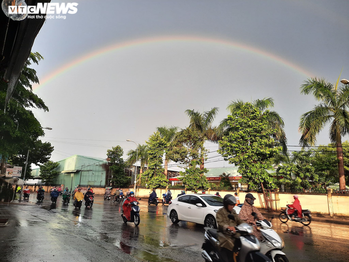 Ảnh: Quầng mặt Trời xuất hiện tuyệt đẹp ở nhiều tỉnh Đông Nam Bộ - 7