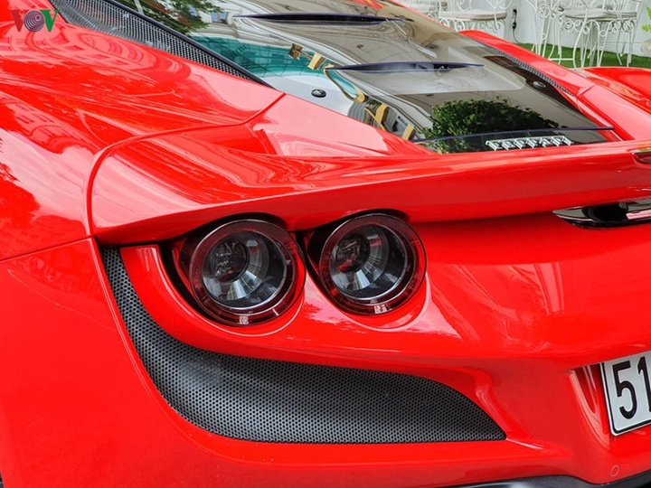 Cận cảnh Ferrari F8 Tributo đầu tiên trên phố Sài Gòn - 8