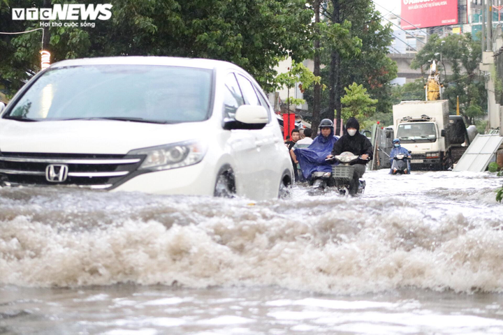Đường Nguyễn Hữu Cảnh lại ngập, dân lấy tấm ván be cửa ngăn nước tràn vào nhà - 8