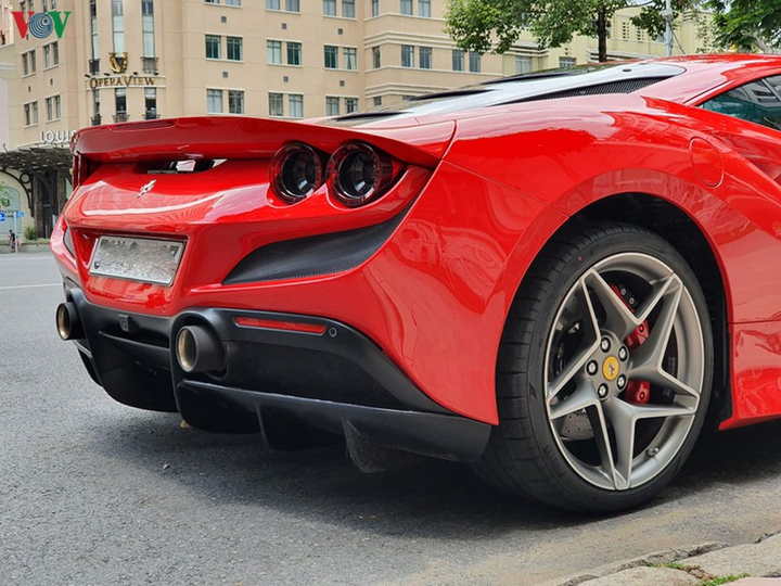 Cận cảnh Ferrari F8 Tributo đầu tiên trên phố Sài Gòn - 9