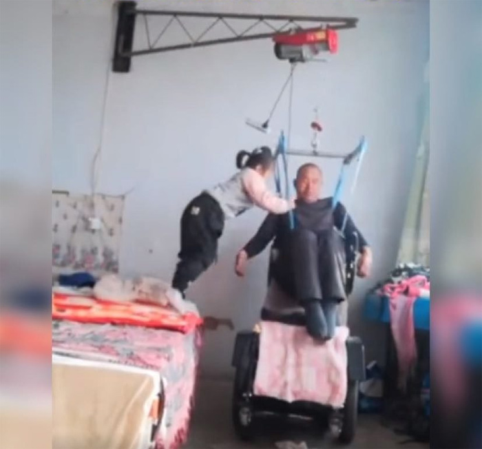 Cảnh tượng thắt lòng: Bé gái 6 tuổi chăm bố ốm liệt giường khi mẹ bỏ đi - 1