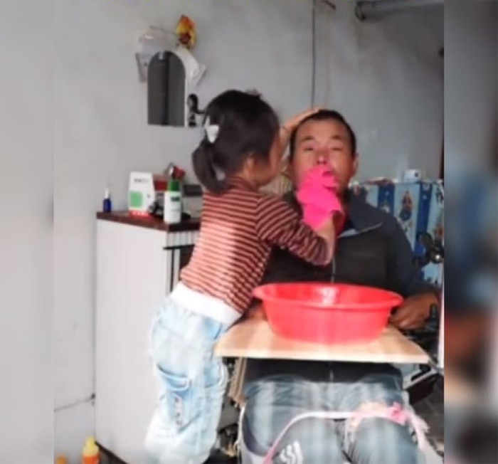 Cảnh tượng thắt lòng: Bé gái 6 tuổi chăm bố ốm liệt giường khi mẹ bỏ đi - 2