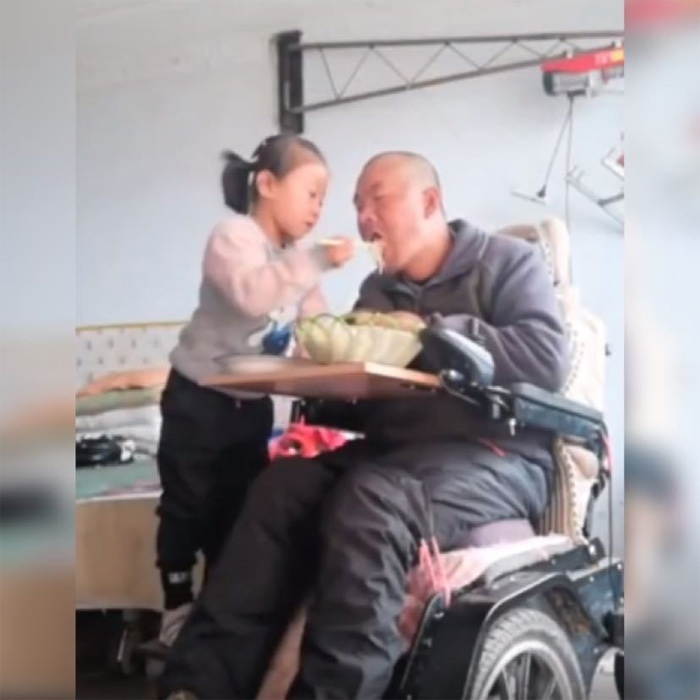 Cảnh tượng thắt lòng: Bé gái 6 tuổi chăm bố ốm liệt giường khi mẹ bỏ đi - 3