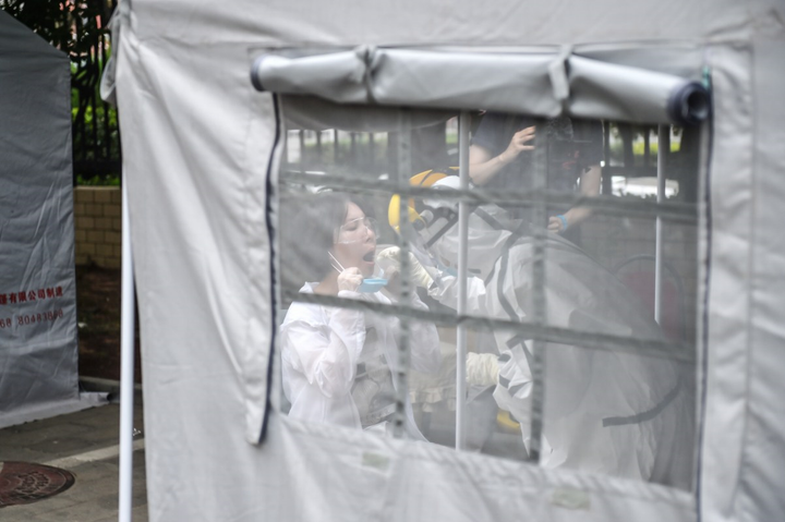 Ảnh: Xuất hiện ổ dịch mới, hàng nghìn người Bắc Kinh đi làm xét nghiệm COVID-19 - 5