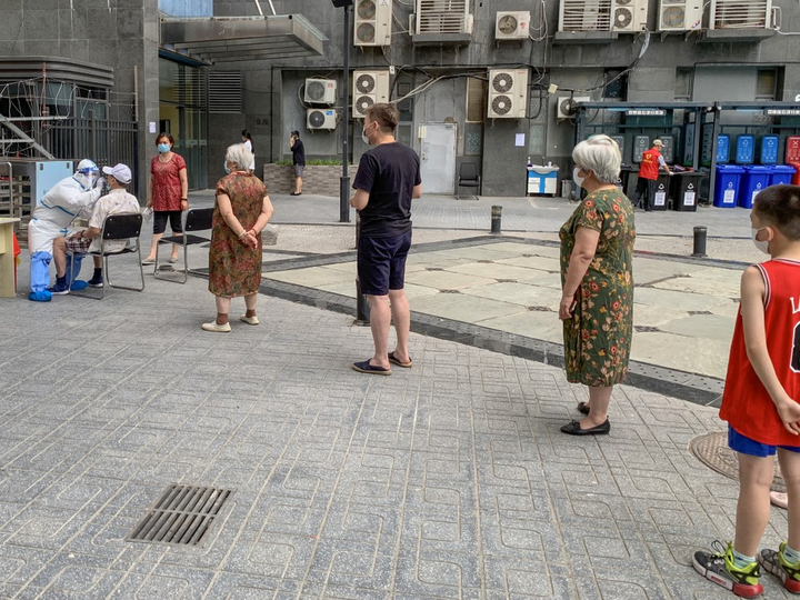 Ảnh: Xuất hiện ổ dịch mới, hàng nghìn người Bắc Kinh đi làm xét nghiệm COVID-19 - 6