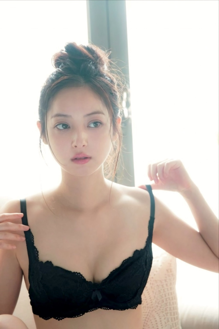 Những mối quan hệ tình ái 'ngoài luồng' khiến showbiz rúng động - 2